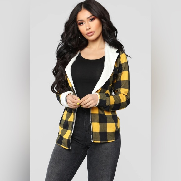 Woman’s Sherpa button up top - Picture 2 of 8